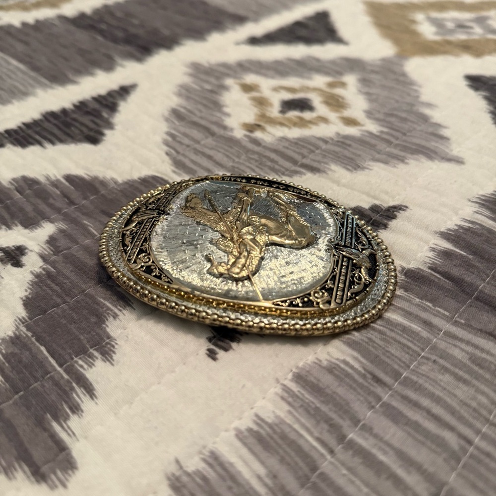Montana Silversmiths Silver and Gold Western Belt Buckle - Picture 3 of 5
